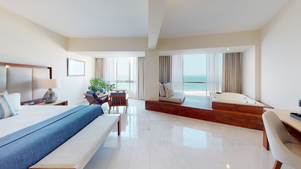 Premier Ocean View King Hot Tub photo 2