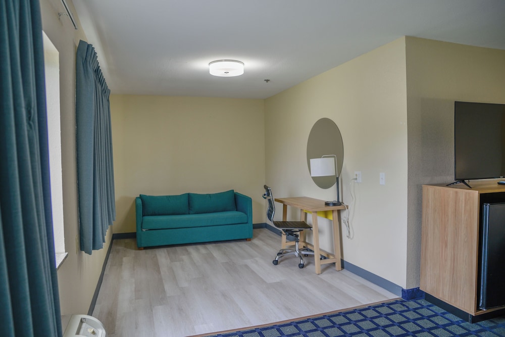 Standard Room, 1 King Bed, Accessible photo 2