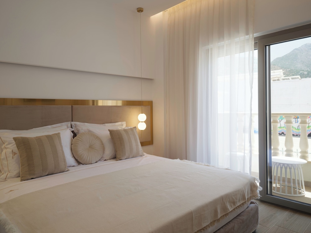 One Bedroom Suite with Mountain View photo 3