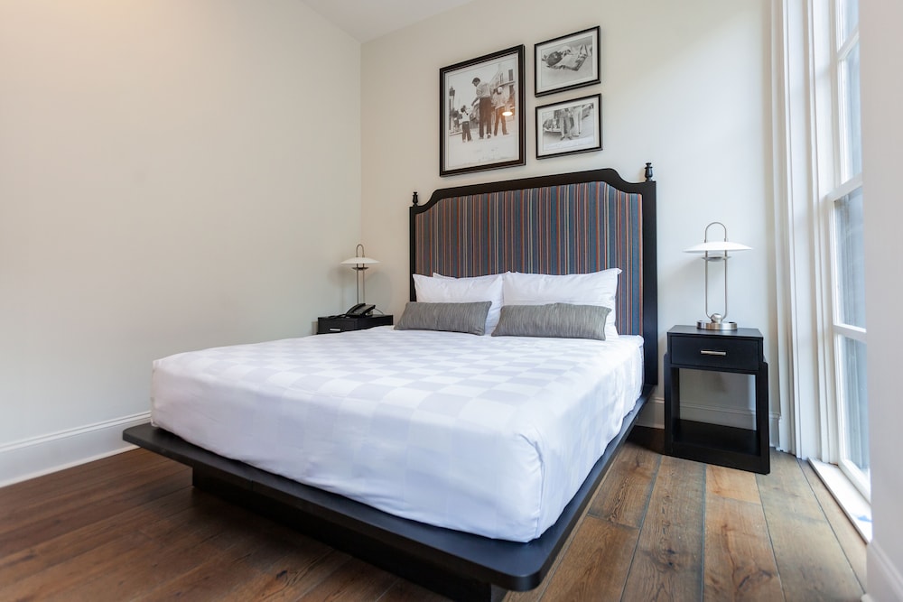 Exclusive Suite, 1 King Bed photo 2