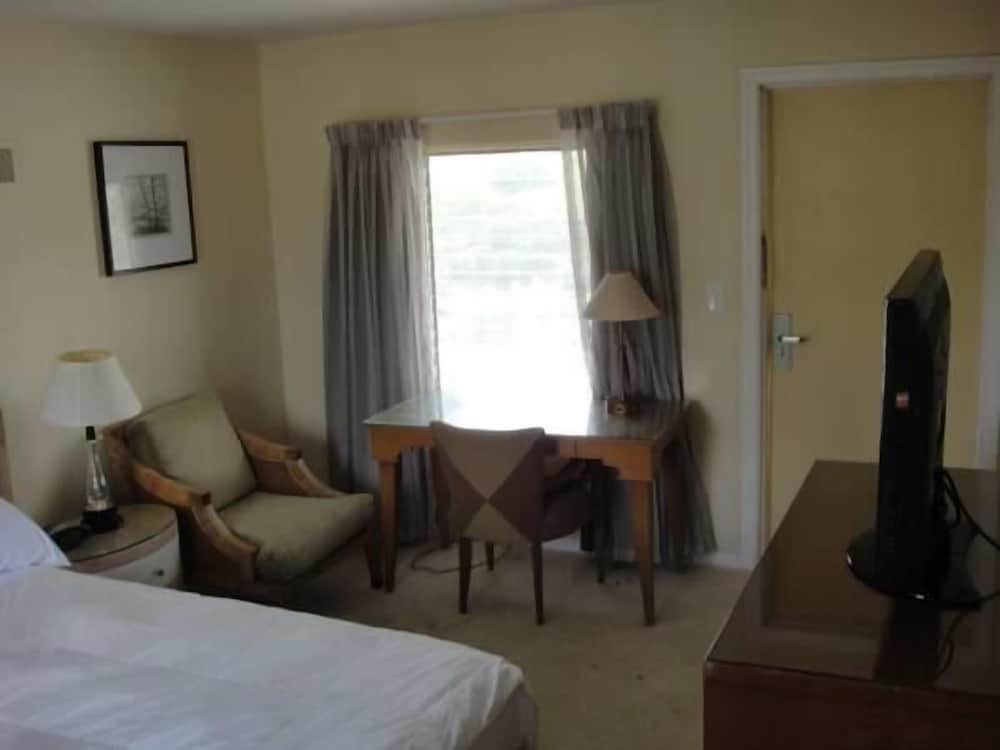 Standard Room, 1 King Bed, Refrigerator & Microwave photo 2