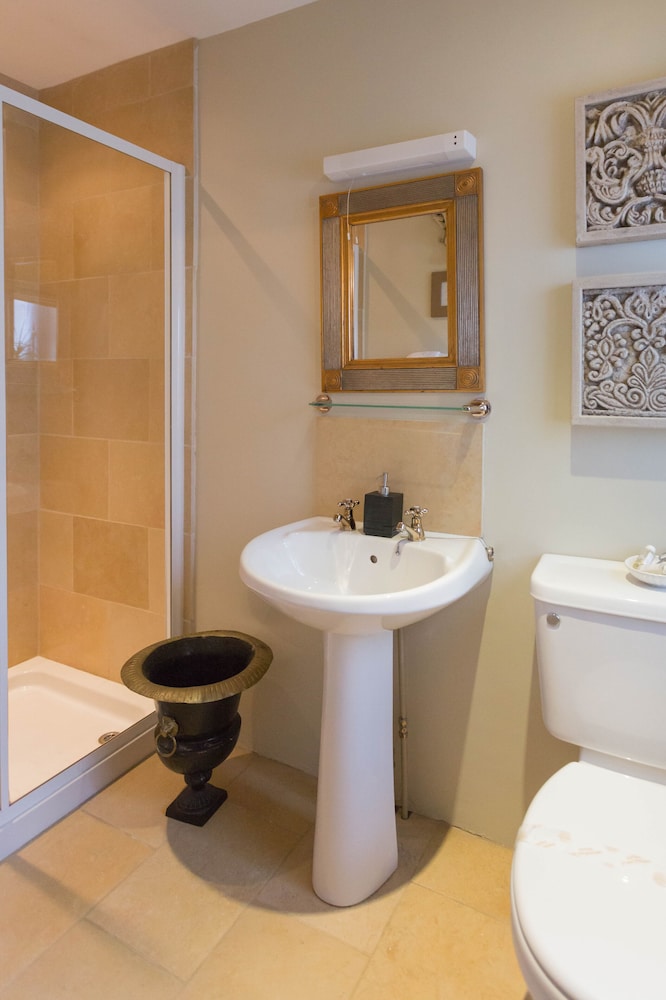 Single Room, Ensuite photo 3