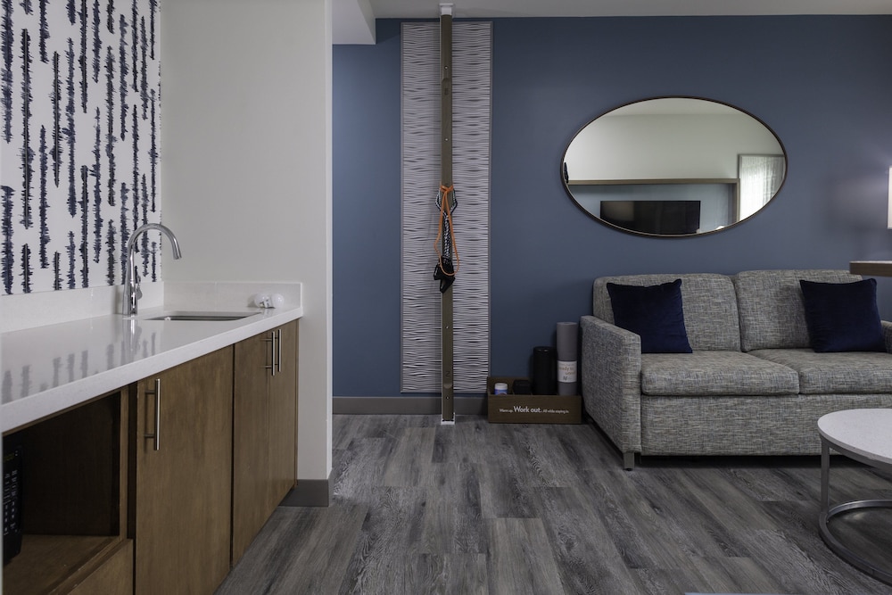 Suite, 1 Bedroom, Roll-in Shower (Mobility Accessible) - Photo 4