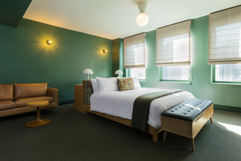 Deluxe Room, 1 King Bed (The King Studio ADA Roll-In Shower) photo 2