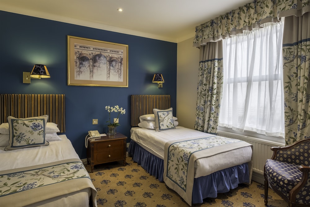 Superior Twin Room (Extra Charge Added for Extra Sofa Bed) photo 1