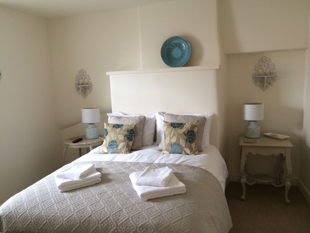 Deluxe Double Room, Ensuite - Photo 2