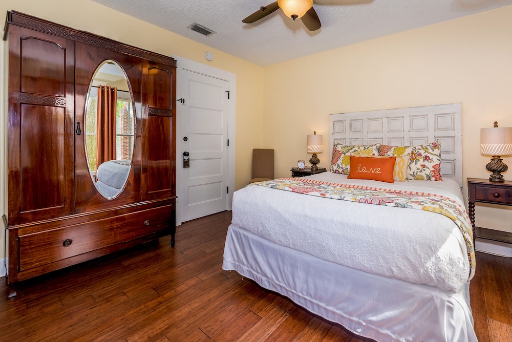 Standard Room, 1 Queen Bed, Non Smoking, Jetted Tub