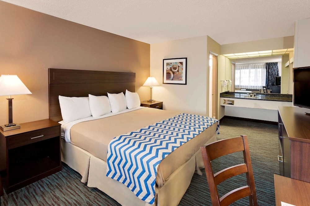 Room, 1 King Bed, Non Smoking - Photo 2