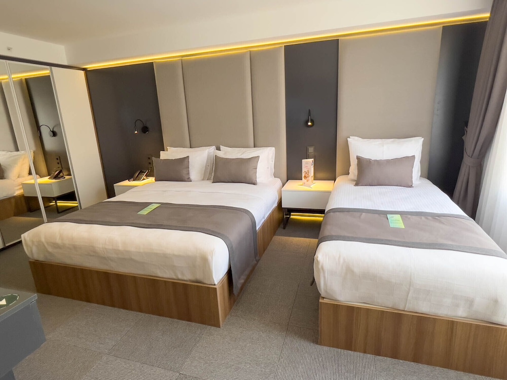 Royal Room, 2 Bedrooms, City View - Photo 10