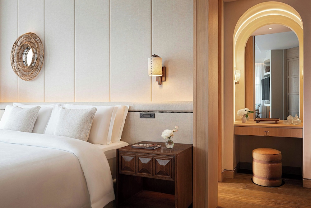 Astor Suite Main Building, 1 King bed, Seafront thumbnail 5