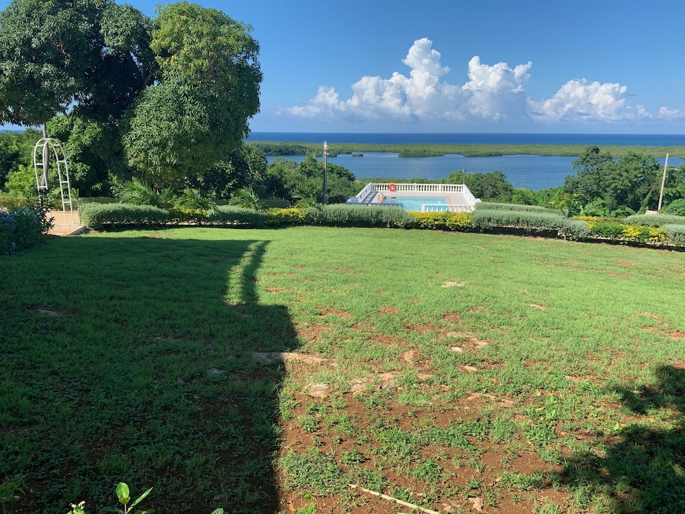 Comfort Villa, 1 Queen Bed, Ocean View photo 3