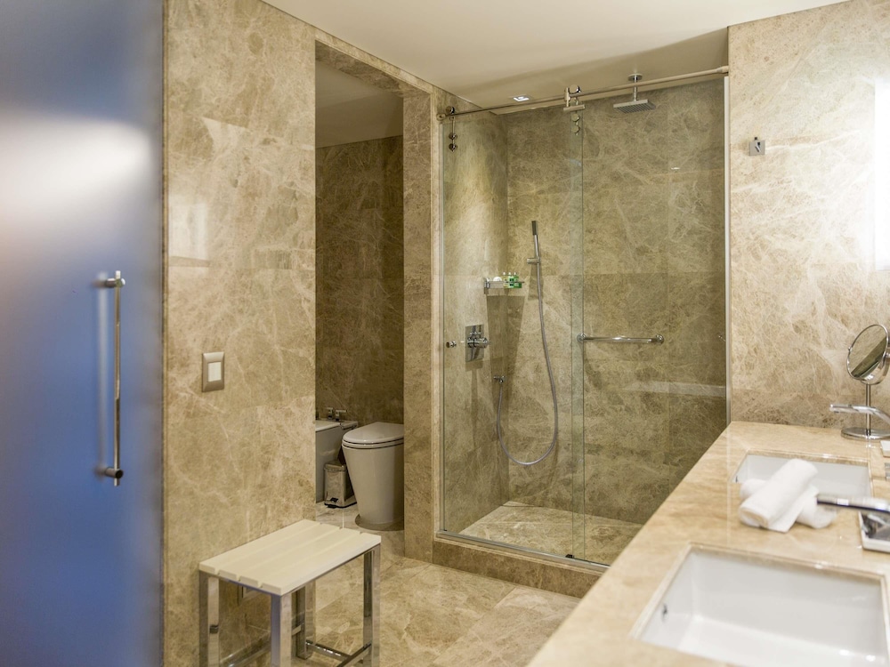 Executive Suite, 1 King Bed, Balcony thumbnail 6