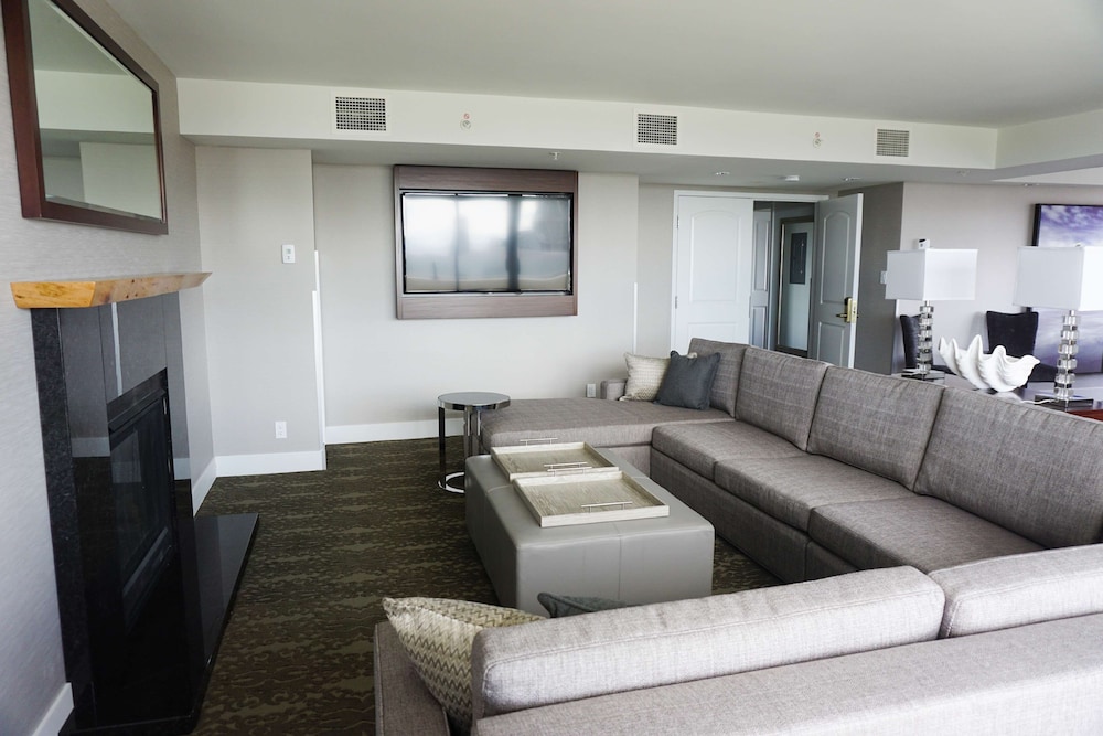 Suite, 1 King Bed, Non Smoking (Penthouse) photo 1