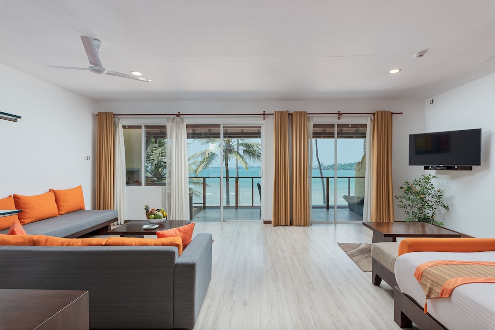 PRIVILEGE SUITE WITH PRIVATE JACUZZI AND SEA VIEW