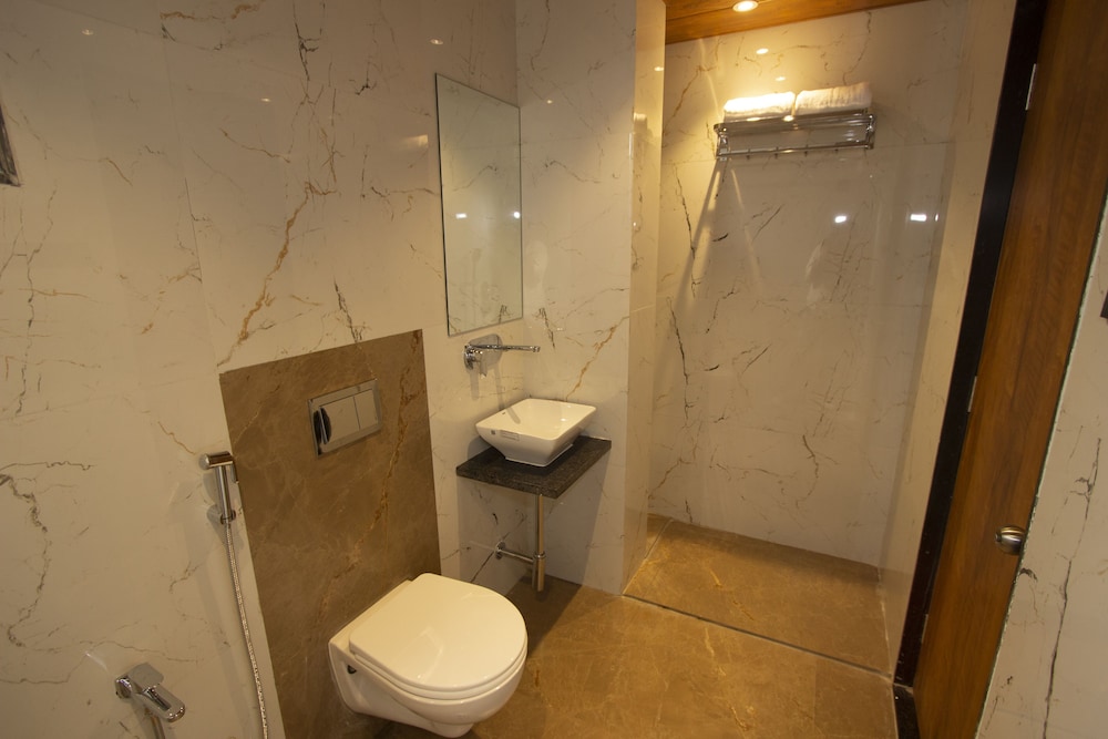 Deluxe Room - Photo 12