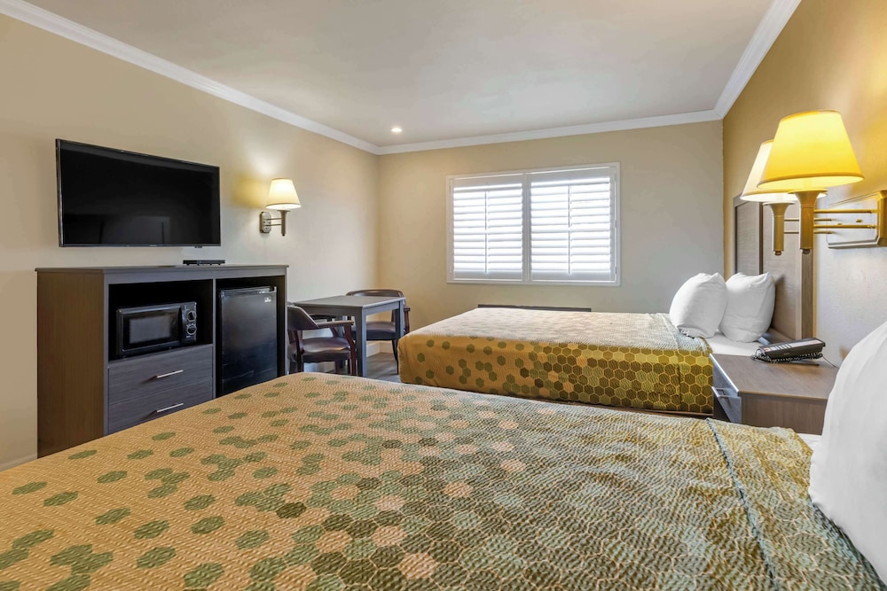 Standard Room, 2 Queen Beds, Non Smoking - Photo 5