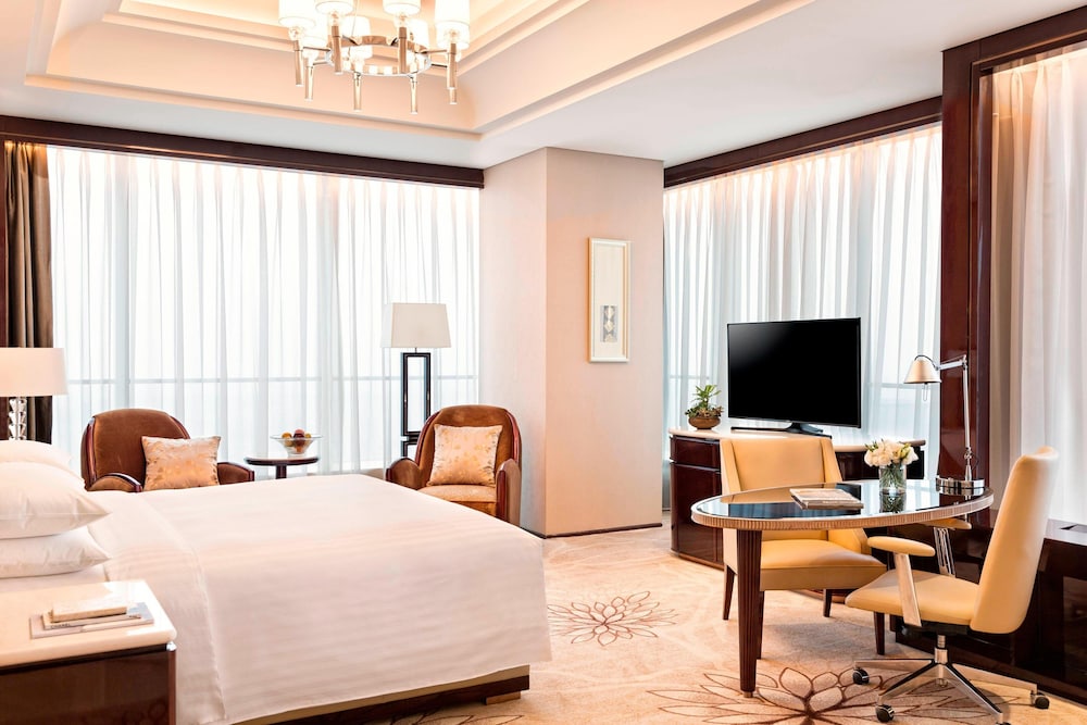 Executive Suite, 1 King Bed, Smoking, Lake View
