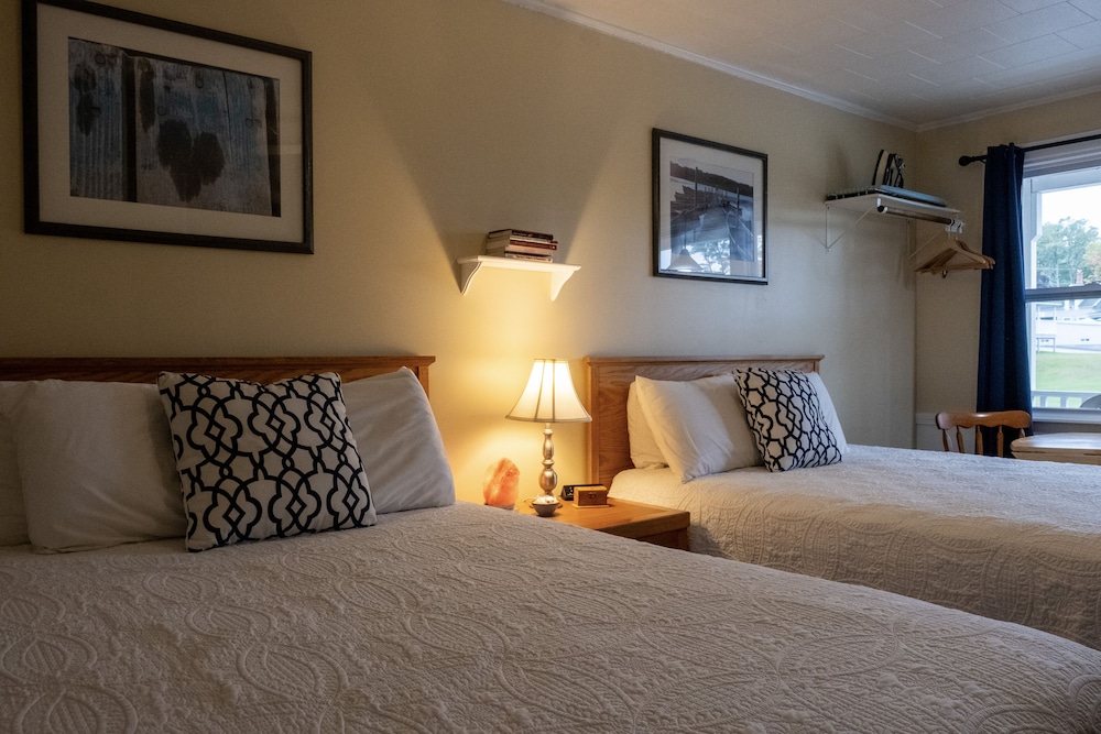 Comfort Room, 2 Queen Beds, Lake View photo 1