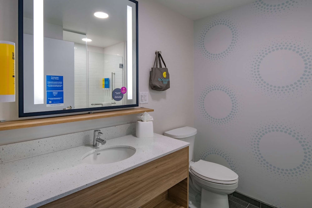 Room, 2 Queen Beds, Accessible, Bathtub - Photo 2