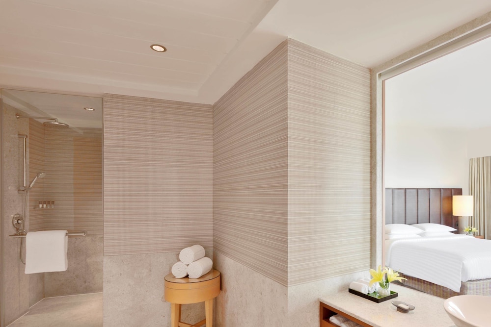Premium Room, 1 King Bed - Photo 10