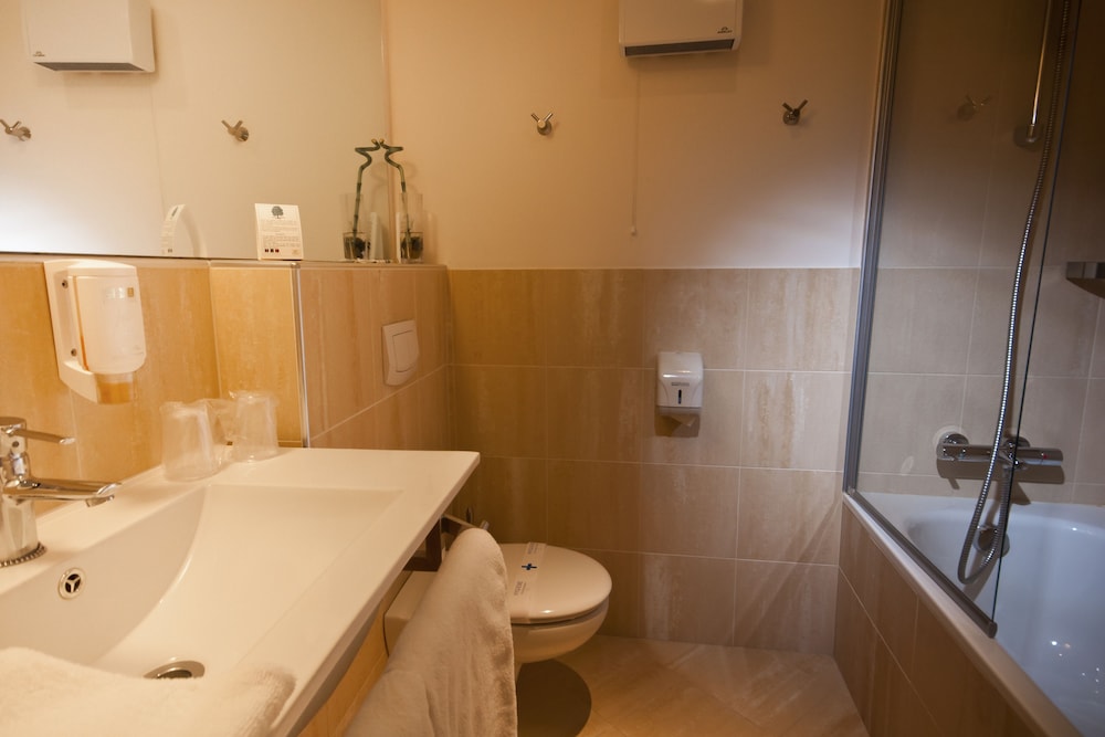 Superior Double or Twin Room, 1 Queen Bed, Bathtub - Photo 2