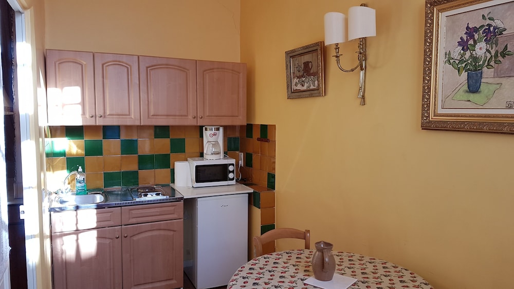 Superior Room, 1 Queen Bed, Kitchenette photo 3