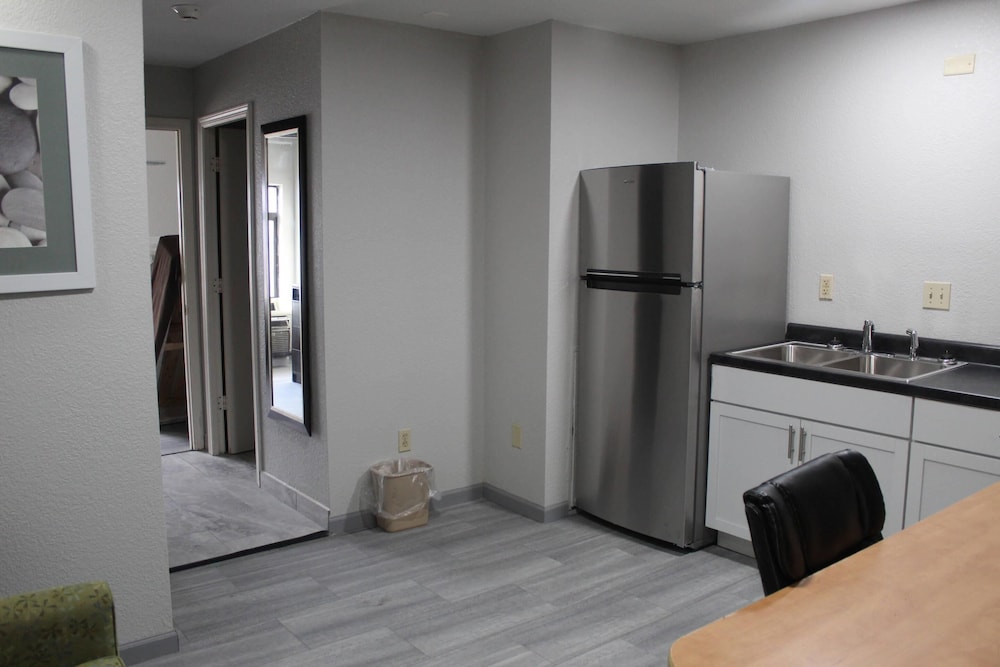 Suite, 1 Queen Bed with Sofa bed, Non Smoking, Kitchenette photo 3