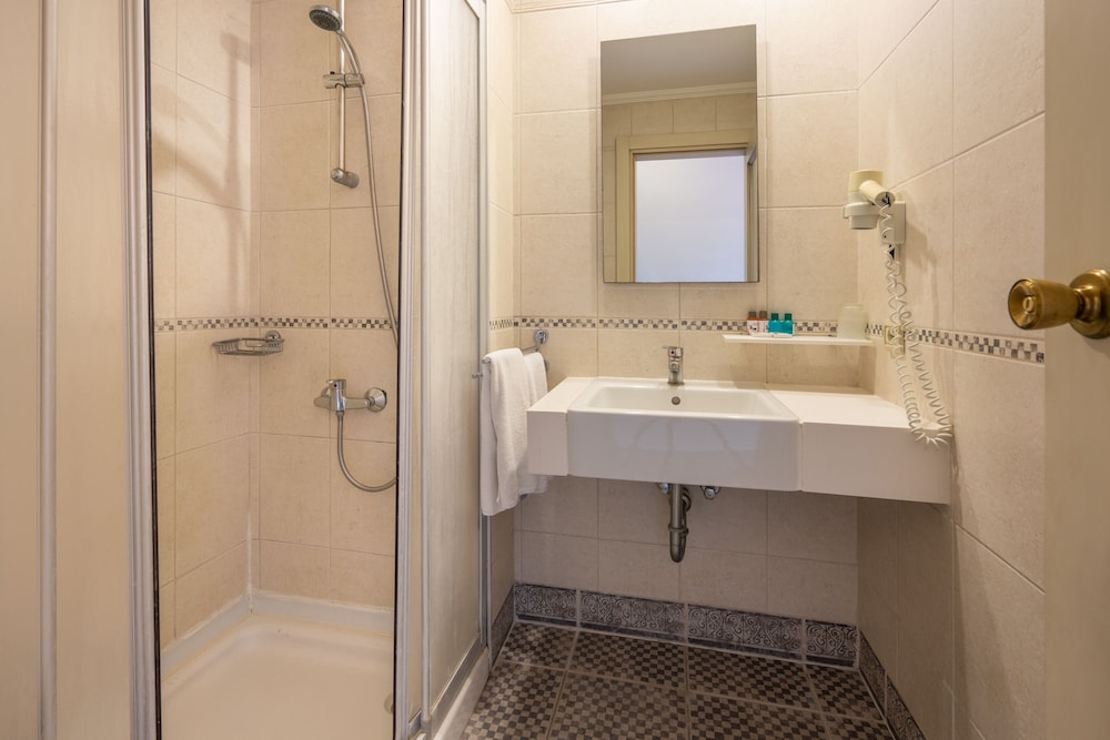 Standard Room, 1 Double or 2 Twin Beds - Photo 16