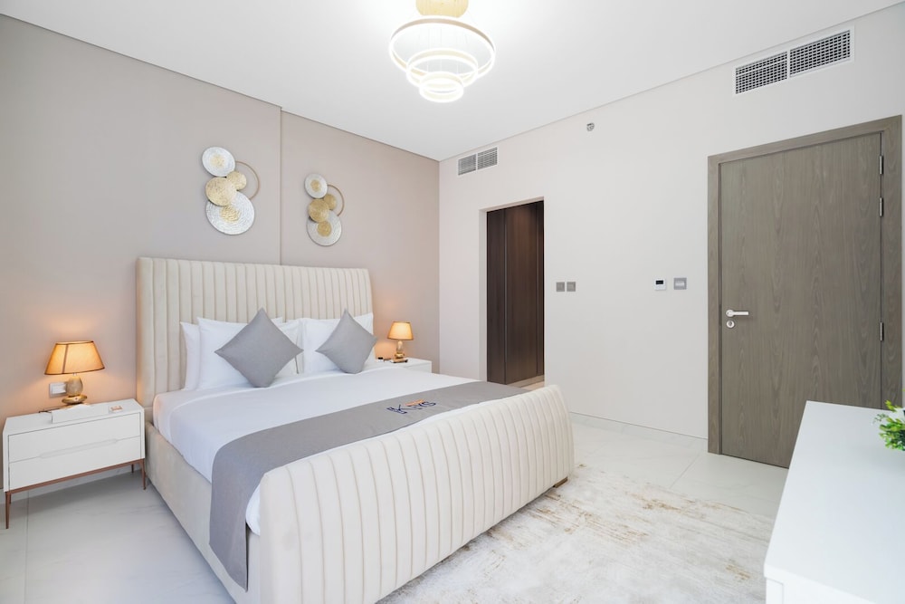 One Bedroom Apartment Panoramic - Open Balcony & Water View photo 1