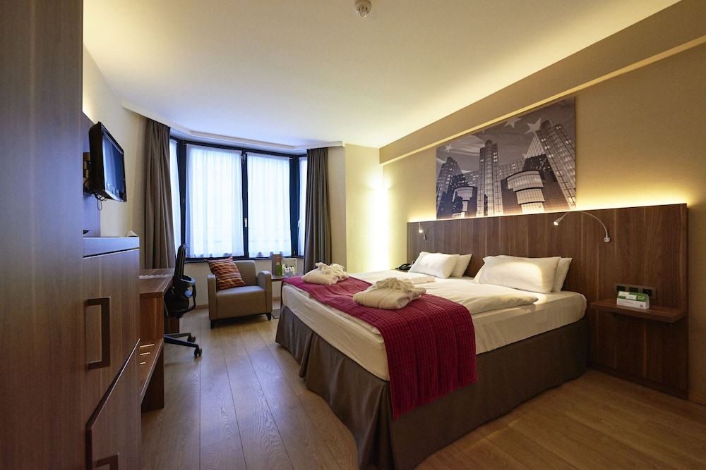 Standard Room, 1 King Bed