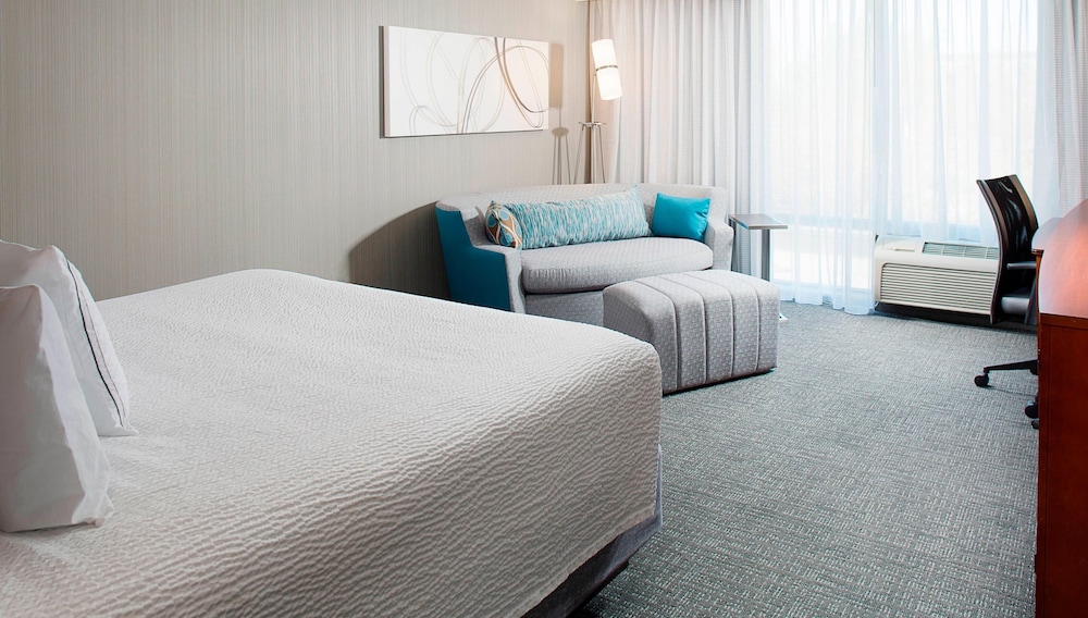 Room, 1 King Bed with Sofa bed (Mobility/Hearing Accessible, Tub) - Photo 3
