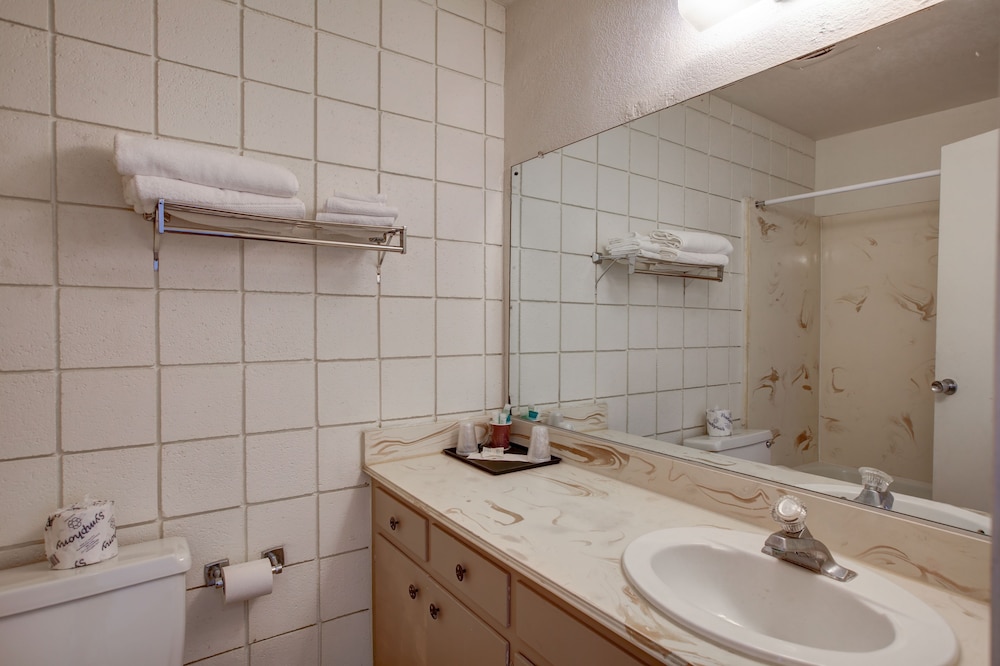 Standard Double Room, 2 Queen Beds, Mountain View, Corner (*Pet Friendly) - Photo 2