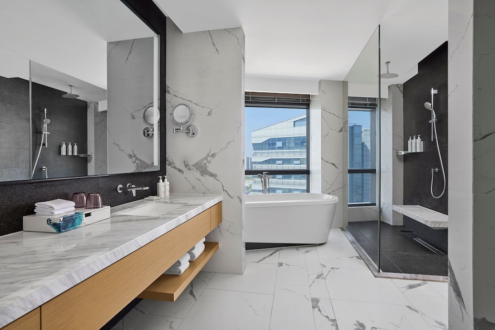 Premier Room, 1 King Bed, City View - Photo 3
