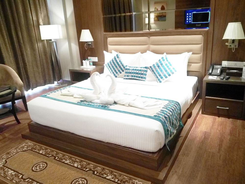Deluxe Double Room, Refrigerator, City View photo 3