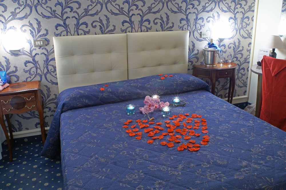 Deluxe Double Room, 1 Double Bed, Balcony, Beach View - Photo 3