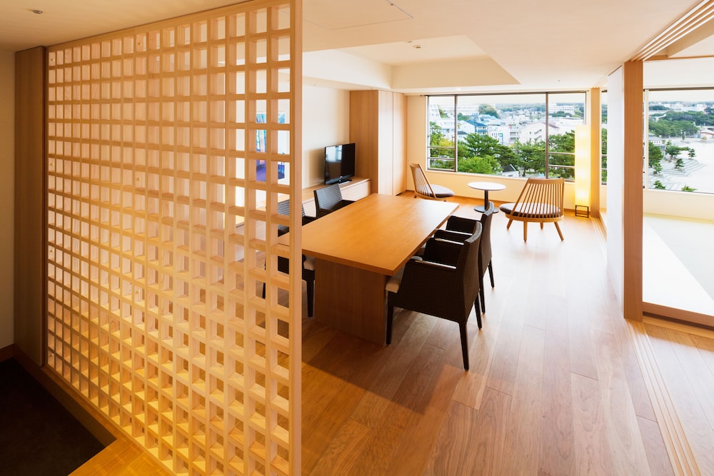 Royal Floor Japanese Western Room with Ocean View - Non-Smoking - Photo 6