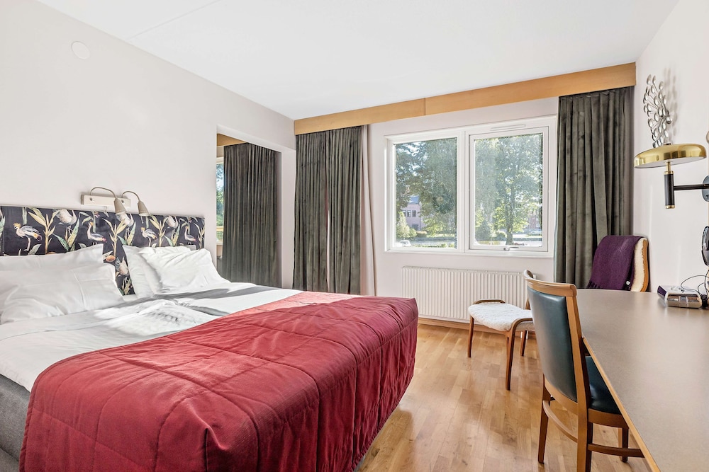 Suite, 1 Queen Bed, Non Smoking, Lake View photo 2