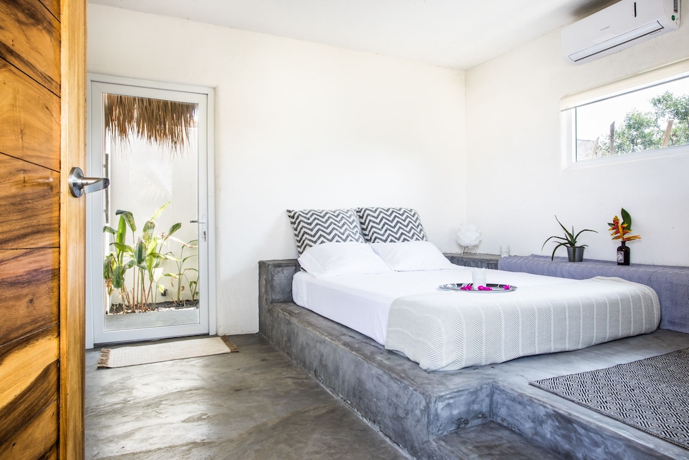 Suite, 1 Queen Bed, Terrace, Garden View