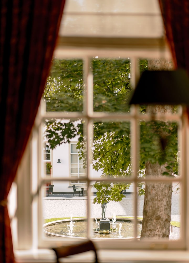 Suite, 1 Double Bed, Bathtub, Garden View - Photo 2