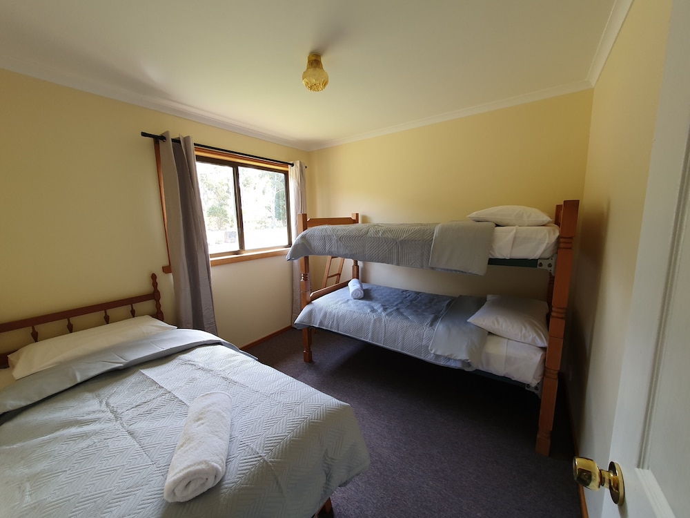 Classic Cabin, 2 Bedrooms, Lake View photo 3