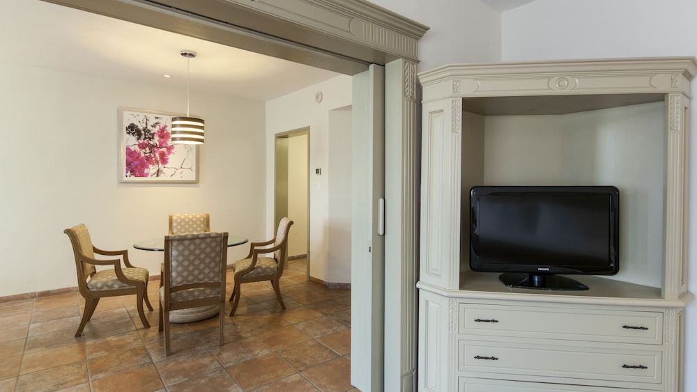 Suite, 2 Bedrooms - Photo 2
