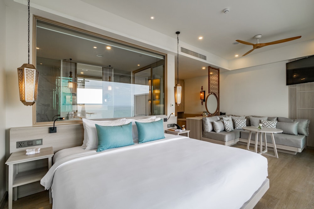 Seaview Pool Suite - Photo 1