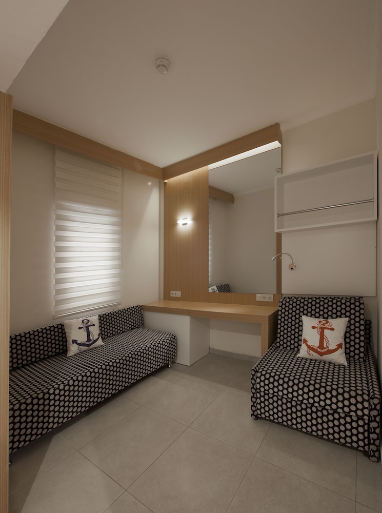 Family Room, Balcony (Classic, Partial Sea View,FZM) photo 3