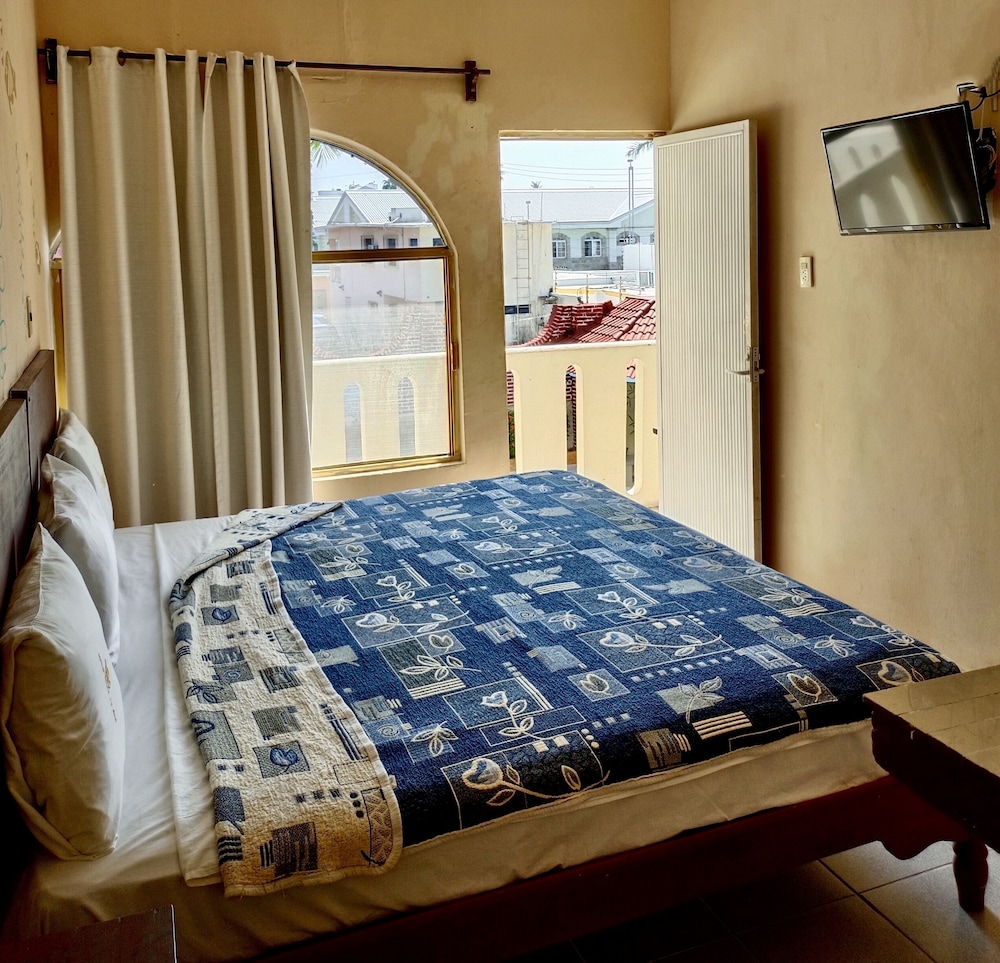 Standard Room, 1 King Bed, Non Smoking, Pool View photo 1