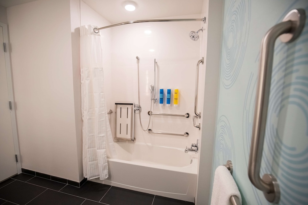 Room, 1 King Bed, Accessible, Bathtub (Mobilty & Hearing)
