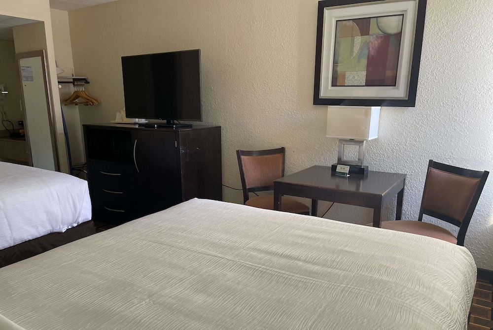 Room, 2 Double Beds, Non Smoking - Photo 1