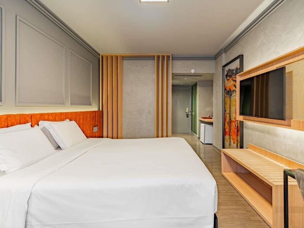 Premium Room, 1 Queen Bed (Luxury) - Photo 2
