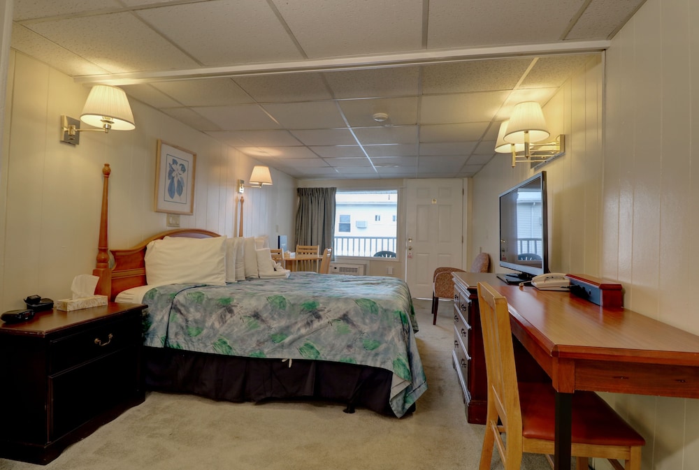 Standard Room, 1 King Bed, Non Smoking, Kitchenette photo 2