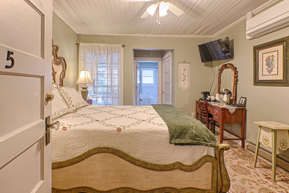 Romantic Room, 1 Queen Bed, Jetted Tub photo 2