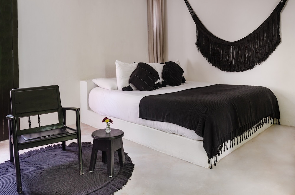 Standard Room, 1 King Bed, Garden View, Ground Floor - Photo 1